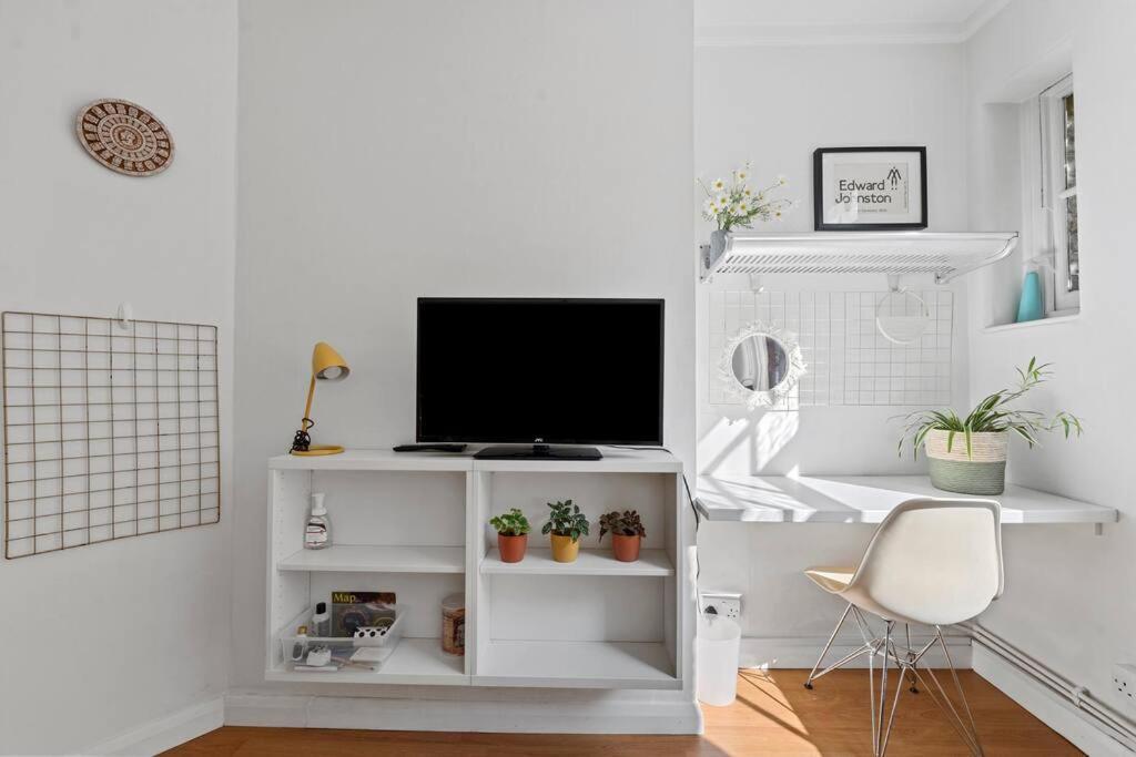 Small One-bed Flat, Payment Required Straight Away, Host Will Message After You've Made A Reservation Apartamento *